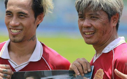 Khải Hưng mong đường tắc - Bình Minh kiếm show bù vé máy bay