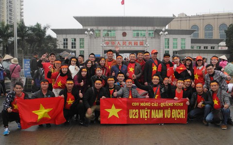 Cổ động viên Móng Cái lặn lội sang Thường Châu cổ vũ U23 Việt Nam