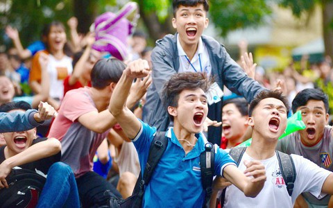 'Bí quyết' chữa khàn tiếng do... coi đá banh