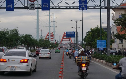 Lắp dải phân cách ở cầu Bình Lợi ngăn xe máy chạy vào làn ô tô