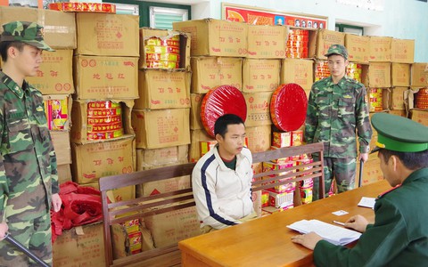Bắt nhóm người Trung Quốc chuyển 120 thùng pháo nổ vào Việt Nam
