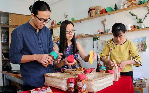 Lên 'phây' bán quà tết