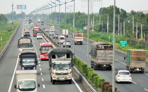 'Cao tốc' bị biến thành 'thấp tốc', xe vượt bất chấp