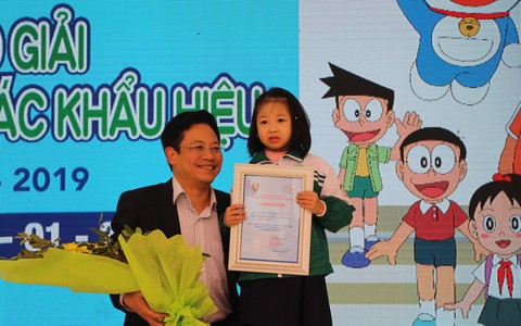 Học sinh lớp 1 thắng cuộc thi 'Doreamon với an toàn giao thông'