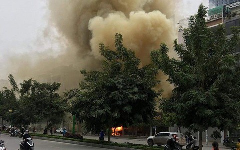 Lửa thiêu rụi quán ăn, một người bị thương