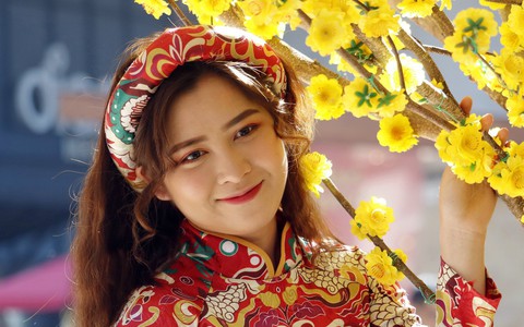 Thiếu nữ Sài Gòn lại xúng xính áo dài dạo phố đón xuân