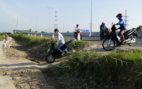 Mạo hiểm ngoặt đầu xe máy ngay chân cầu Cao Lãnh để vào đường tắt