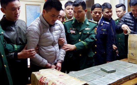 120 bánh heroin 'núp' khắp xe cố 'lọt' vào Việt Nam