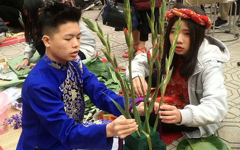 Cô giáo 'ra đề' cho học sinh cấp 3 nấu cỗ tết, bày biện tết