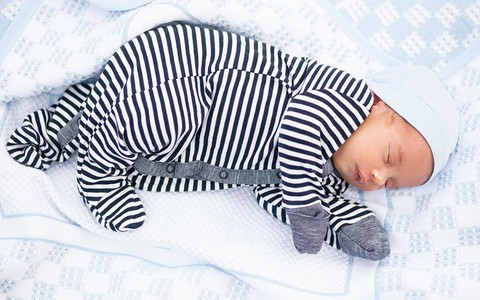 Tư thế thích hợp của trẻ sơ sinh