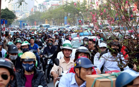 Giáp tết, nhiều tuyến phố Hà Nội tắc nghẽn cả ngày lẫn đêm