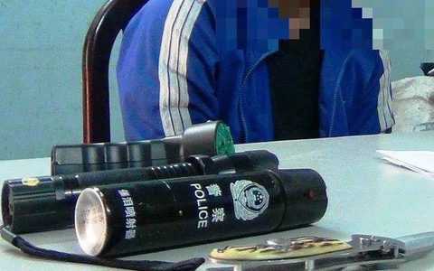 Chích điện cướp xe máy người đi đường ở TP.HCM