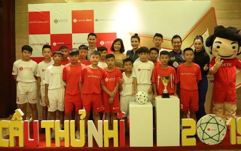 Don Nguyễn, Diệu Nhi làm bảo mẫu cho 'Cầu thủ nhí'