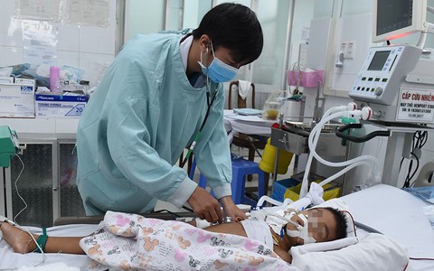 Cấp cứu nhiều ca biến chứng do mắc tay chân miệng