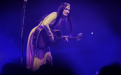 Nữ ca sĩ Kacey Musgraves từng đoạt Grammy mặc áo dài với... quần lót biểu diễn