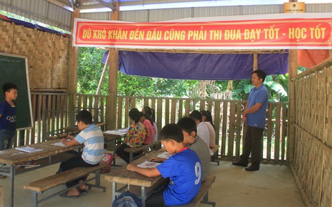 Xót xa hàng trăm học sinh phải học trong phòng tạm bợ, dột nát