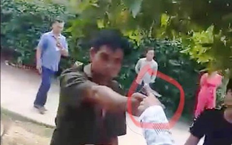 Xuất hiện clip phó công an xã rút súng chĩa vào người dân