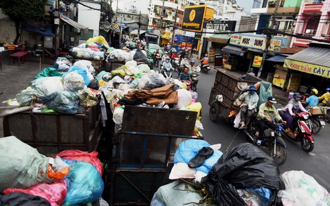 Sao để điểm tập kết rác 'lồ lộ' bên đường!?