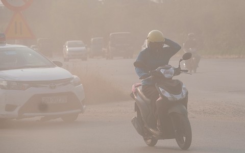 Biết trước ô nhiễm không khí, sao không phát cảnh báo mà đợi tới 3 tuần?