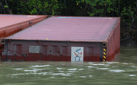 3 thợ lặn mất tích, 2 nhập viện khi trục vớt container chìm ở Cần Giờ