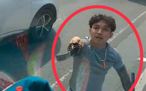 Làm rõ tố cáo đôi nam nữ vung kiếm chém nát kính xe tải trên quốc lộ 13