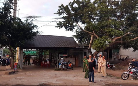 Mâu thuẫn ăn nhậu, đi xe hơi xách súng đến quán cà phê bắn đối thủ