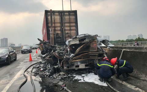 Xe container cháy sập đầu trên cao tốc TP.HCM - Long Thành - Dầu Giây