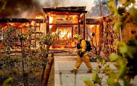 Cuộc di tản lịch sử 180.000 người ở California vì cháy rừng lan rộng