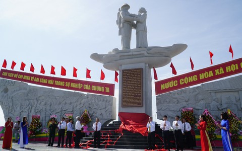 Khánh thành tượng đài tưởng niệm sự kiện tập kết 1954