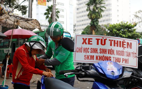 'Thằng hâm' chạy Grab miễn phí khắp Sài Gòn