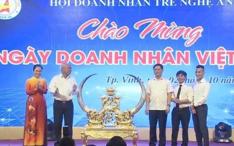 Trúng đấu giá từ thiện vì nghĩ là sừng bò tót châu Phi, hóa ra là sừng... bò nuôi