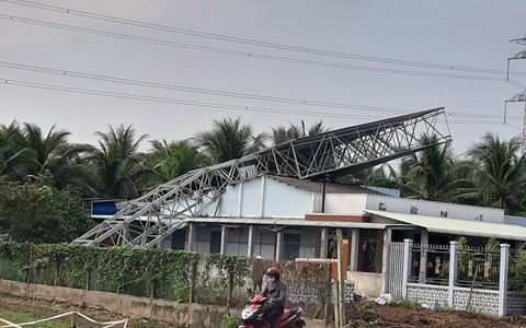 Bảng quảng cáo nặng trên 10 tấn sập đè nhà dân