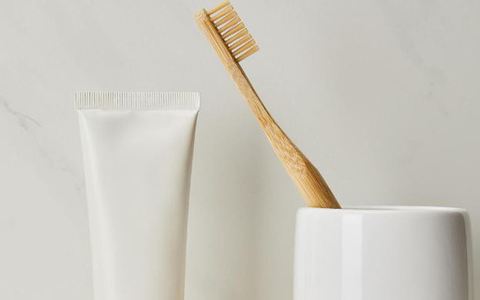 Bác sĩ cảnh báo không nên đánh răng với muối hoặc baking soda
