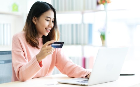 Người trẻ đang dần quen với cuộc sống 'không tiền mặt'