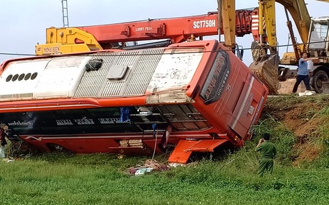 Lật xe khách, người dân đập cửa kính đưa khách đi cấp cứu giữa khuya
