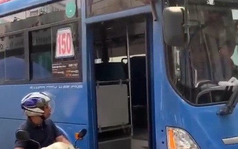 Buộc thôi việc tài xế xe buýt ép xe, phun nước miếng khi bị phàn nàn