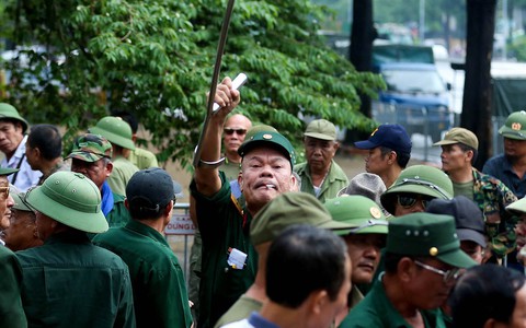 VFF bán vé cho thương binh, nhiều người quá khích trèo rào đòi mua