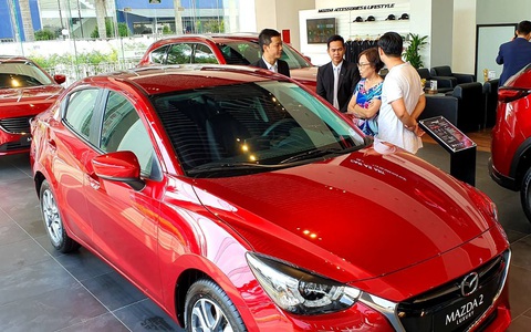Ôtô, xe máy nhộn nhịp 'trình làng' mẫu mùa Tết