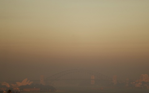 Bầu trời Sydney đỏ quạch, lần đầu tiên lục địa Úc không một giọt mưa
