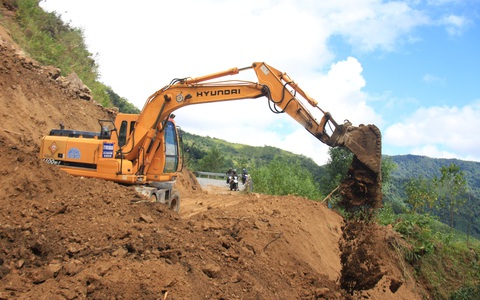Hàng ngàn mét khối đất đá sạt xuống đường sá miền núi Quảng Ngãi