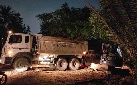 Cả phường ra bãi đất trống ở quận 12 'xử' hố chôn chất thải sát sông Vàm Thuật