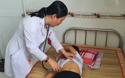 Giận chồng, mẹ pha thuốc diệt cỏ cho 4 con cùng uống