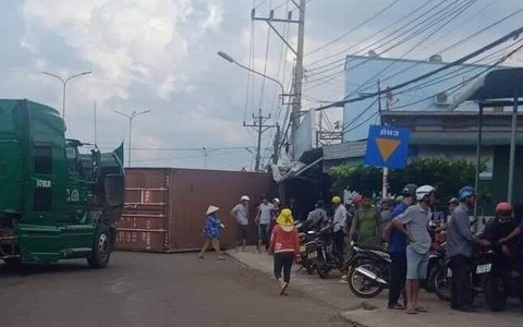 Thùng container rơi đè 2 vợ chồng trên quốc lộ 13