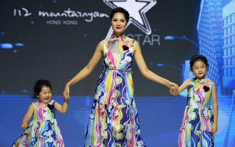 Ba mẹ con Hương Giang cùng Tiểu Vy, H'Hen Niê diễn thời trang nhí