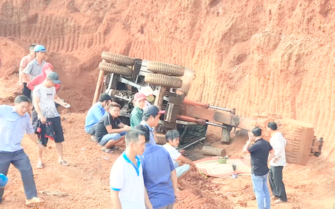 Video: Lật xe múc đất trong hầm khai thác, tài xế tử vong khi cố nhảy khỏi cabin