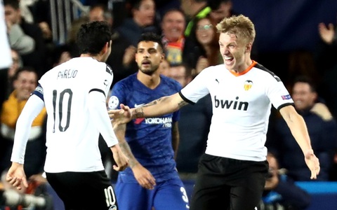 Đánh rơi chiến thắng trước Valencia, Chelsea chưa thể ghi tên vào vòng knock-out