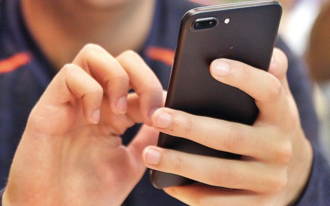 Xem smartphone quá nhiều: coi chừng bị bệnh mắt chéo!