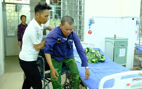 Dựng xà gồ vướng dây điện, 1 người chết, 10 người bị thương