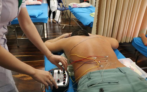 Máy châm cứu tự động điều khiển từ xa