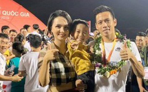 Văn Quyết sau cú ăn ba lịch sử: Lên tuyển quan trọng hơn danh hiệu cá nhân